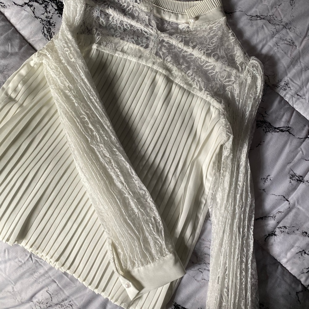 GRACIA WHITE LACE PLEATED BLOUSE